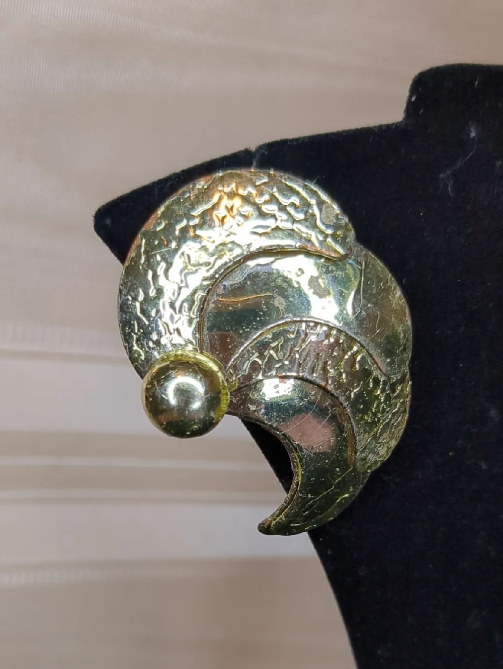 3/$15 Vintage 80s Gold Tone Fan Earrings Metal Sea Shell Style Clip-on